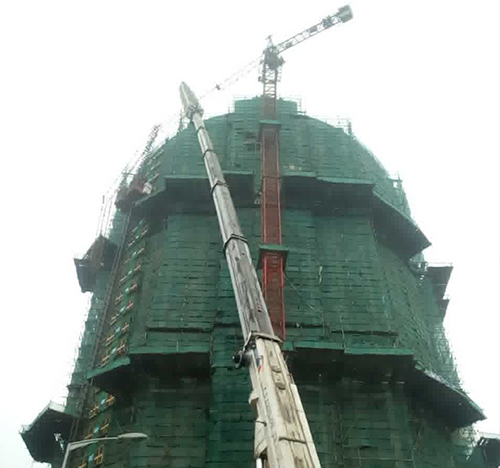 丹东市吊车在工地上作业